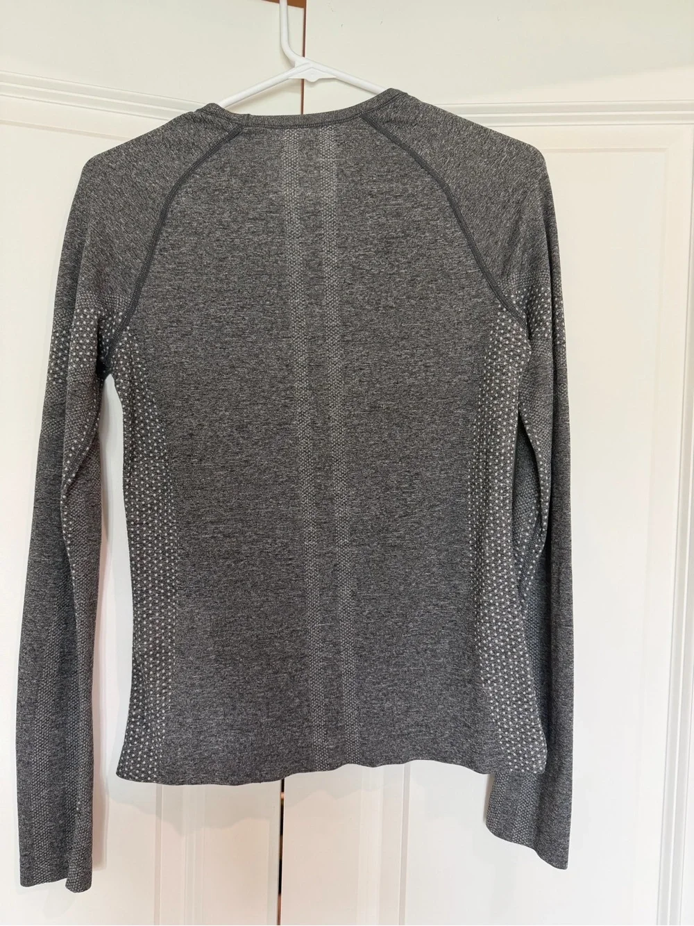 FIGS Gray Long-Sleeve Seamless top - Picture 6 of 6